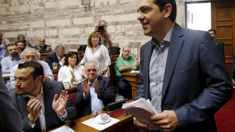 Tsipras llega a su reunión con los parlamentarios de Syriza este viernes. /REUTERS Tsipras llega a su reunión con los parlamentarios de Syriza este viernes. /REUTERS