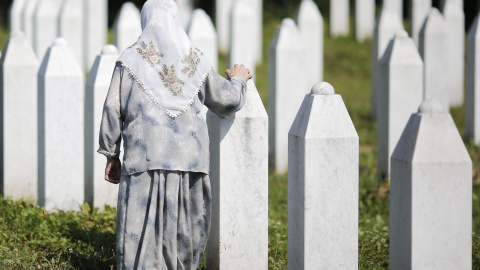 Una anciana musulmana visita el Centro Conmemorativo Potocari en Srebrenica (Bosnia-Herzegovina) hoy. Los cadáveres de 136 musulmanes bosnios recientemente identificados se enterrarán mañana dentro de una ceremonia para conmemorar el aniver
