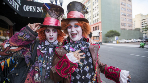 Cosplay Jonathan Michael (izq) y Connor Breen (d) se vestían como el 'Sombrerero Loco' de " Alicia en el país de las maravillas" durante la Convención Internacional de Comic-Con 2015 en San Diego, California. REUTERS / Mario Anzuoni