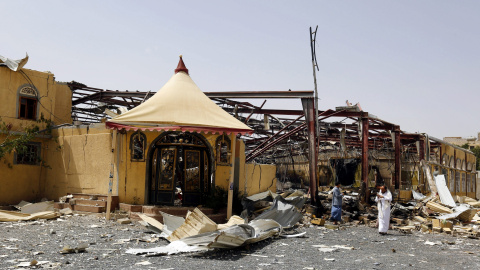 Vista de un edificio destrozado por un ataque aéreo supuestamente llevado a cabo por la coalición liderada por Arabia Saudí, en Saná, Yemen, hoy. Los combates entre los rebeldes chiíes hutíes y las fuerzas leales al presidente yemení, Abdo 