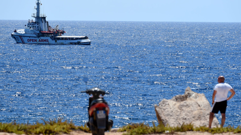 El barco Open Arms visto desde la isla de Lampedusa. - REUTERS El barco Open Arms visto desde la isla de Lampedusa. - REUTERS