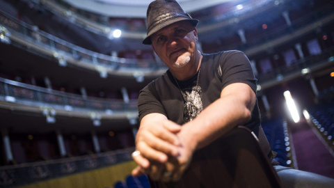 El guitarrista australiano Frank Gambale posa en el Gran Teatro de Córdoba, donde anoche actuó en el marco del Festival de la Guitarra, y tras una clase maestra ante una veintena de alumnos donde ha defendido que "la música activa partes de