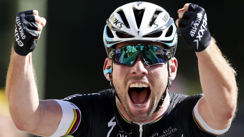 El ciclista británico Mark Cavendish del equipo Etixx Quick Step se impone en la séptima etapa de la 102º edición del Tour de Francia, una carrera de 190.5km entre Livarot y Fougeres, en Francia, hoy. EFE/Sebastien Nogier