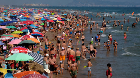 Bañistas en la playa de Gandia (Valencia). REUTERS/Heino Kalis Bañistas en la playa de Gandia (Valencia). REUTERS/Heino Kalis