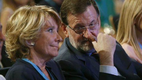 a portavoz del PP en el Ayuntamiento de Madrid, Esperanza Aguirre (i),conversa con el presidente del Gobierno, Mariano Rajoy en la Conferencia Política del PP. / PACO CAMPOS (EFE) a portavoz del PP en el Ayuntamiento de Madrid, Esperanza Aguirre (i),conversa con el presidente del Gobierno, Mariano Rajoy en la Conferencia Política del PP. / PACO CAMPOS (EFE)
