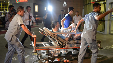 Médicos llevan a heridos a un hospital tras el atentado en el aeropuerto de Estambul. - EFE Médicos llevan a heridos a un hospital tras el atentado en el aeropuerto de Estambul. - EFE