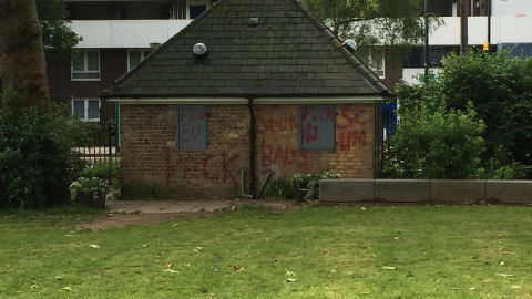 Pintadas xenófobas halladas en un centro comunitario cultural polaco en el barrio de Hammersmith compartidas vía Twitter Pintadas xenófobas halladas en un centro comunitario cultural polaco en el barrio de Hammersmith compartidas vía Twitter
