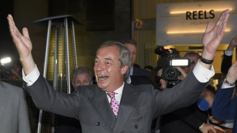El líder del UKIP, Nigel Farage, celebrando el resultado del referéndum que certificó la salida del Reino Unido de la UE.-REUTERS El líder del UKIP, Nigel Farage, celebrando el resultado del referéndum que certificó la salida del Reino Unido de la UE.-REUTERS
