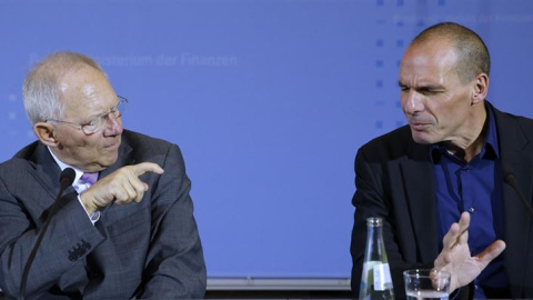 El ministro de finanzas griego, Yanis Varoufakis (derecha), y su homólogo alemán Wolfgang Schäuble, en la rueda de prensa que ofrecieron el pasado febrero tras una reunión en Berlín. REUTERS El ministro de finanzas griego, Yanis Varoufakis (derecha), y su homólogo alemán Wolfgang Schäuble, en la rueda de prensa que ofrecieron el pasado febrero tras una reunión en Berlín. REUTERS