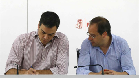 Pedro Sánchez y César Luena, durante la reunión de la Comisión Ejecutiva Federal en Ferraz. / PACO CAMPOS (EFE) Pedro Sánchez y César Luena, durante la reunión de la Comisión Ejecutiva Federal en Ferraz. / PACO CAMPOS (EFE)