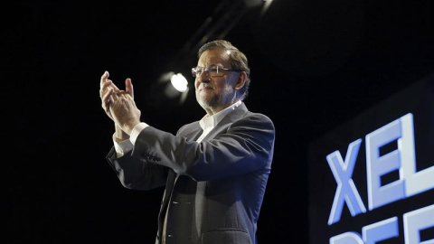 El presidente del Gobierno, Mariano Rajoy, agradece los aplausos tras su intervención en la clausura de la Conferencia Política del PP./ EFE El presidente del Gobierno, Mariano Rajoy, agradece los aplausos tras su intervención en la clausura de la Conferencia Política del PP./ EFE