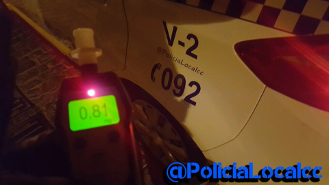 Control de alcoholemia realizado al detenido por interpretar una marcha de Semana Santa en un pueblo de Sevilla. / @POLICIALOCALCC Control de alcoholemia realizado al detenido por interpretar una marcha de Semana Santa en un pueblo de Sevilla. / @POLICIALOCALCC