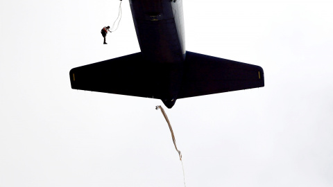 Paracaidistas israelíes saltan desde un avión Air Force C-130J Super Hércules durante un ejercicio militar en la base de Palmachim, cerca de Tel Aviv. REUTERS/Amir Cohen.
