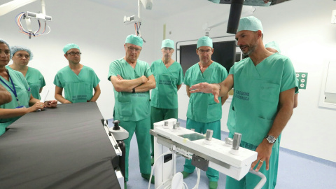 Feijóo en un quirófano del Hospital Álvaro Cunqueiro. Feijóo en un quirófano del Hospital Álvaro Cunqueiro.