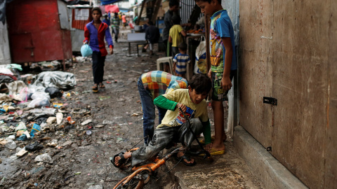 Un niño cae de su bicicleta en un barrio pobre de Mumbai , India.-. REUTERS / Danish Siddiqui