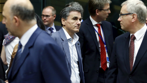 Greek Finance Minister Euclid Tsakalotos walks past Lithuanian counterpart Rimantas Sadzius (R) and European Economic and Financial Affairs Commissioner Pierre Moscovici (L) during an euro zone finance ministers meeting in Brussels, Belgium Greek Finance Minister Euclid Tsakalotos walks past Lithuanian counterpart Rimantas Sadzius (R) and European Economic and Financial Affairs Commissioner Pierre Moscovici (L) during an euro zone finance ministers meeting in Brussels, Belgium