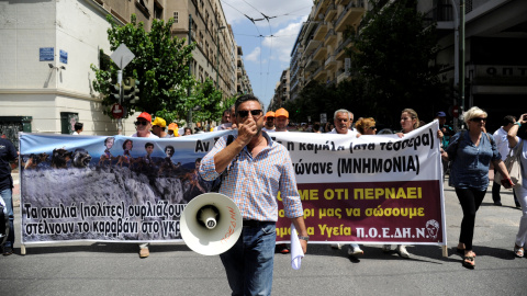 Un trabajador de la salud grita consignas durante una manifestación contra la reforma de las pensiones y de los impuestos en Atenas , Grecia.- REUTERS / Michalis Karagianni