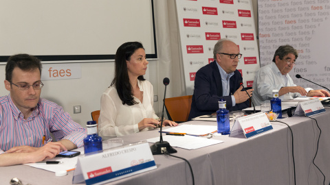 En orden: Alfredo Crespo, experto en política británica; Ana Mar Fernández, especialista en temas europeos; Gabriel Elorriaga, moderador y Tom Burns, periodista británico en una mesa redonda en los Cursos de Verano de la Complutense este mi En orden: Alfredo Crespo, experto en política británica; Ana Mar Fernández, especialista en temas europeos; Gabriel Elorriaga, moderador y Tom Burns, periodista británico en una mesa redonda en los Cursos de Verano de la Complutense este mi