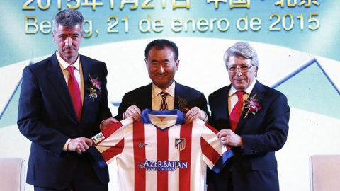 El magnate y propietario de Wanda, Wang Jianlin, junto a Enrique Cerezo y Miguel Ángel Gil en la firma del acuerdo con el Atlético en 2015. /EFE El magnate y propietario de Wanda, Wang Jianlin, junto a Enrique Cerezo y Miguel Ángel Gil en la firma del acuerdo con el Atlético en 2015. /EFE