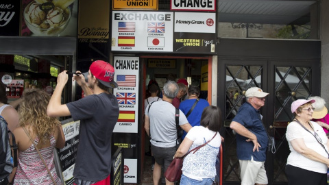Varios turistas en Sevilla./REUTERS/Marcelo del Pozo Varios turistas en Sevilla./REUTERS/Marcelo del Pozo
