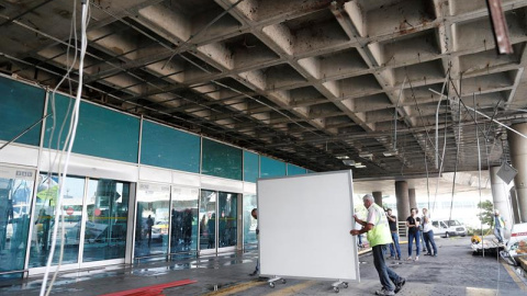 Varios operarios trabajan para restaurar las zonas afectadas del aeropuerto de Ataturk, en Estambul. EFE/Sedat Suna Varios operarios trabajan para restaurar las zonas afectadas del aeropuerto de Ataturk, en Estambul. EFE/Sedat Suna