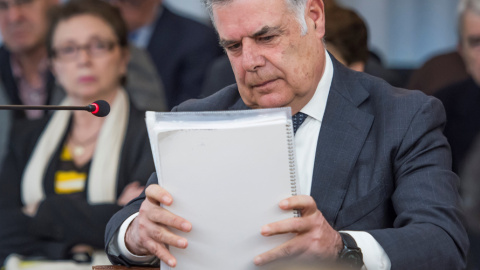 El ex consejero de Trabajo José Antonio Viera se sienta en su turno de interrogatorio en la sala de la Audiencia de Sevilla, donde continúa el juicio de la pieza política del caso ERE contra 22 ex altos cargos de la Junta de Andalucía. EFE/ El ex consejero de Trabajo José Antonio Viera se sienta en su turno de interrogatorio en la sala de la Audiencia de Sevilla, donde continúa el juicio de la pieza política del caso ERE contra 22 ex altos cargos de la Junta de Andalucía. EFE/