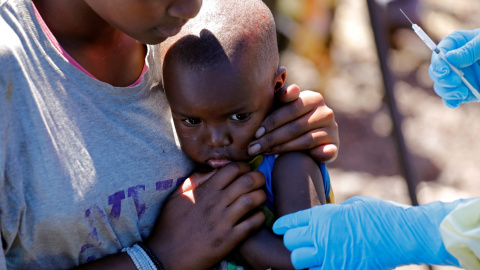 Un niño reacciona cuando un trabajador de salud le inyecta la vacuna contra el ébola en Goma. Reuters Un niño reacciona cuando un trabajador de salud le inyecta la vacuna contra el ébola en Goma. Reuters