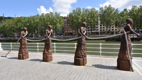 Conjunto escultórico de Dora Salazar homenajea a las sirgueras junto a la ría en Bilbao. Conjunto escultórico de Dora Salazar homenajea a las sirgueras junto a la ría en Bilbao.