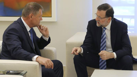 Rajoy conversa con el presidente de Rumanía, Klaus Werner Iohannis. / BALLESTEROS (EFE) Rajoy conversa con el presidente de Rumanía, Klaus Werner Iohannis. / BALLESTEROS (EFE)