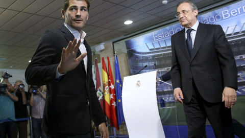 Despedida institucional a Casillas: El guardameta español Iker Casillas (i) junto al presidente del Real Madrid, Florentino Pérez, durante la depedida institucional que el club le ha brindado esta mañana en el palco de honor del estadio San