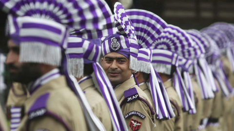 Un policía indio participa en un acto en conmemoración del Día de los Mártires en Srinagar, capital estival de la parte de Cachemira administrada por la India. EFE/Farooq Khan
