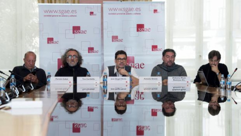 El presidente de la SGAE, José Ángel Hevia (c), junto a Fermín Cabal (i) Antonio Onetti (2d), Fermín Cabal (2i), Clifton Williams (d) y Teo Cardala (2d), esta mañana en la sede de la entidad.- EFE El presidente de la SGAE, José Ángel Hevia (c), junto a Fermín Cabal (i) Antonio Onetti (2d), Fermín Cabal (2i), Clifton Williams (d) y Teo Cardala (2d), esta mañana en la sede de la entidad.- EFE