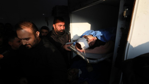 28/12/23. Familiares y amigos velan uno de los cadávares en la morge de Tulkarem, Cisjordania este miércoles. Al menos seis palestinos murieron y otro más resultó gravemente herido por fuego israelí. 28/12/23. Familiares y amigos velan uno de los cadávares en la morge de Tulkarem, Cisjordania este miércoles. Al menos seis palestinos murieron y otro más resultó gravemente herido por fuego israelí.