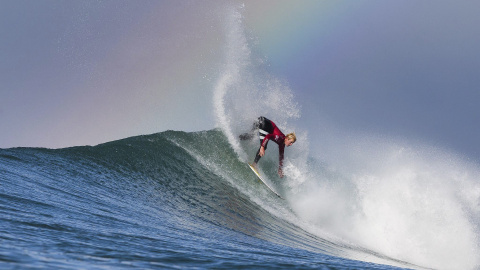 El estadounidense Nat Young durante la segunda ronda del Abierto de surf JBay, en Jeffreys Bay, Sudáfrica, hoy, lunes 13 de julio de 2015. EFE/Kelly Cestari/WSL