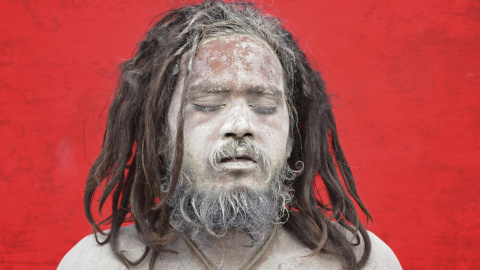 Un Sadhu o holylam hindú , con su cara cubierta de ceniza , ora antes de registrarse para la peregrinación anual a la capilla de la cueva de Amarnath , en un campamento base en Jammu.- REUTERS / Mukesh Gupta
