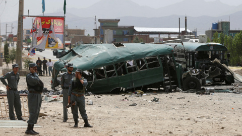 Fuerzas de seguridad afganas inspeccionan los daños en los autobuses dañados por atacantes suicidas en las afueras de Kabul, Afganistán.- REUTERS / Omar Sobhani