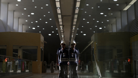 Trabajadores en la nueva estación de metro en el barrio de Barra da Tijuca , que es parte de la línea de metro del Río de Janeiro 4 en construcción para conectar los barrios de Barra da Tijuca e Ipanema, de cara a los Juegos Olímpicos de 20