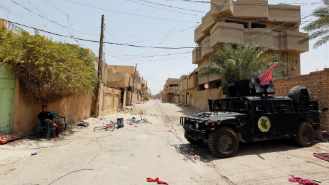 Un vehículo militar en una calle de Faluya después de que fuerzas gubernamentales recuperasen la ciudad dominada por el Estado Islámico, Irak.- REUTERS / Ahmed Saad