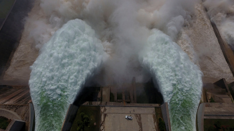 El agua brota de una sección del embalse de Xiaolangdi en la provincia de Río Amarillo , Henan.- REUTERS