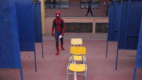 Una persona disfrazada de SpiderMan vota en un puesto de votación durante las elecciones locales y constituyentes, en el Colegio Universitario El Salvador, en la comuna de Nuñoa, en Santiago de Chile. EFE/ Alberto Valdés Una persona disfrazada de SpiderMan vota en un puesto de votación durante las elecciones locales y constituyentes, en el Colegio Universitario El Salvador, en la comuna de Nuñoa, en Santiago de Chile. EFE/ Alberto Valdés