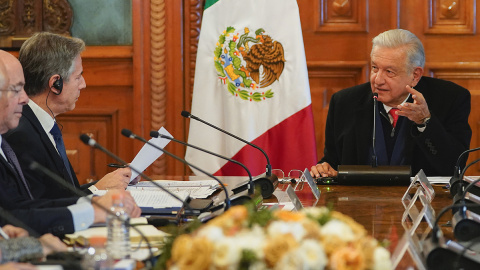 28/12/23- Fotografía de del presidente mexicano, Andrés Manuel López Obrador (d), hablando con el secretario de Estado de los Estados Unidos, Antony Blinken, durante una reunión de trabajo en el Palacio Nacional de la Ciudad de México (Méxi 28/12/23- Fotografía de del presidente mexicano, Andrés Manuel López Obrador (d), hablando con el secretario de Estado de los Estados Unidos, Antony Blinken, durante una reunión de trabajo en el Palacio Nacional de la Ciudad de México (Méxi