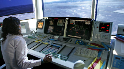 Enaire ha reducido su plantilla de controladores en 181 pese al refuerzo de cien hace dos años, y mientras Fomento congela las 130 plazas que podía habilitar en 2017. Enaire ha reducido su plantilla de controladores en 181 pese al refuerzo de cien hace dos años, y mientras Fomento congela las 130 plazas que podía habilitar en 2017.