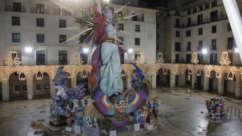 El monumento 'Con otra mirada' en la Plaza del Ayuntamiento de Alicante como parte de las tradicionales fiestas de les Fogueres de Sant Joan 2019 El monumento 'Con otra mirada' en la Plaza del Ayuntamiento de Alicante como parte de las tradicionales fiestas de les Fogueres de Sant Joan 2019
