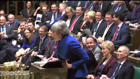 Jeremy Corbyn llama supuestamente "mujer estúpida" a Theresa May en su enésimo rifirrafe Jeremy Corbyn llama supuestamente "mujer estúpida" a Theresa May en su enésimo rifirrafe