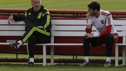 Del Bosque y Casillas charlan durante un entrenamiento con la selección. Del Bosque y Casillas charlan durante un entrenamiento con la selección.