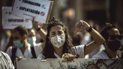 Un joven médico residente participa en una manifestación en Barcelona. Un joven médico residente participa en una manifestación en Barcelona.