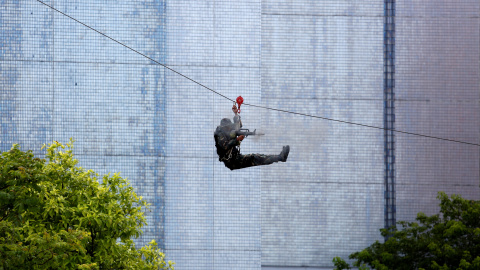 Un soldado del Ejército Popular de Liberación durante una manifestación contra el terrorismo en la base naval en Hong Kong. REUTERS/Bobby Yip