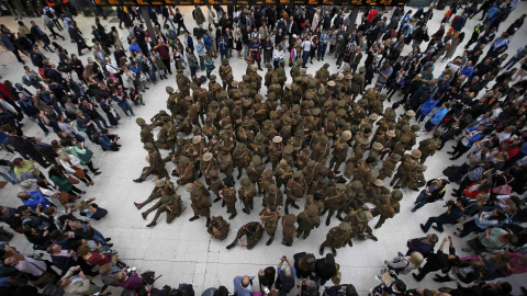 Actores vestidos con uniforme de la Primera Guerra Mundial se reúnen en un grupo en la estación de Waterloo , para conmemorar el inicio de la batalla del Somme , en Londres.- REUTERS / Peter Nicholls