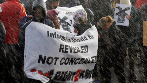 Manifestantes que protestan bajo la lluvia contra la decisión de la cadena pública 'South African Broadcasting Corporation '( SABC ) por no emitir escenas de una protesta violenta , en Ciudad del Cabo , Sudáfica.- REUTERS / Mike Hutchings