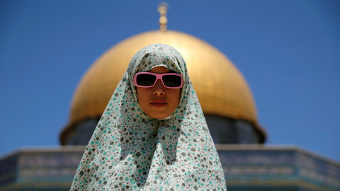 Una niña palestina rezando en el último viernes del mes de ayuno del Ramadán en la zona conocida por los musulmanes como Noble Santuario y para Judios como el Monte del Templo en la Ciudad Vieja de Jerusalén.-REUTERS / Ammar Awad